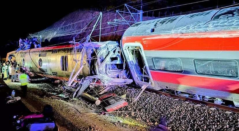 Más de 23 heridos y 10 fallecidos tras descarrilarse un tren en España