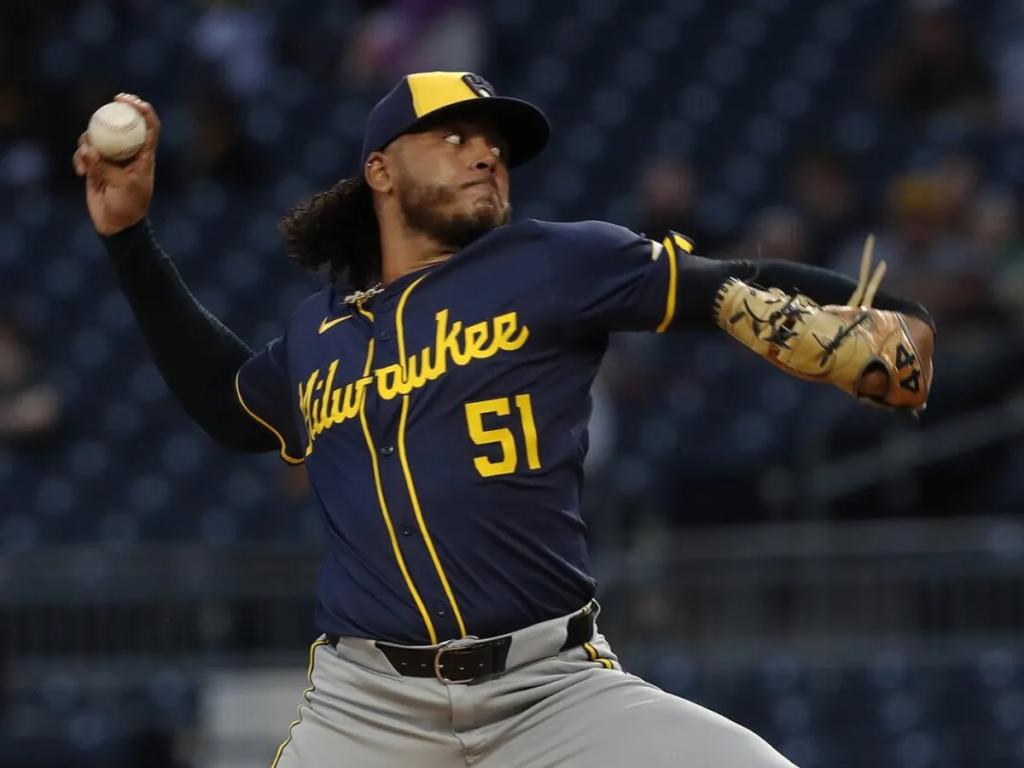 Mets suman al lanzador Freddy Peralta en cambio con los Cerveceros