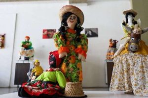 Muñequeras tejerán la paz en Venezuela este lunes