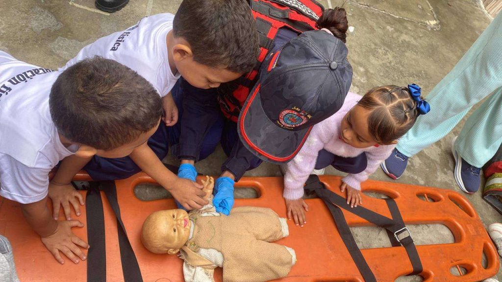 Niños y niñas en Baruta aprenden sobre primeros auxilios