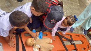 Niños y niñas en Baruta aprenden sobre primeros auxilios