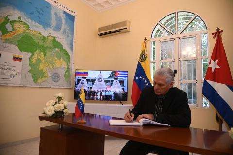 Presidente Díaz-Canel firmó libro de condolencias