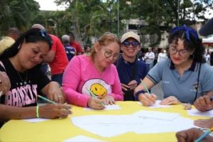 Pueblo continúa jornada de redacción y recolección de cartas por amor a Maduro
