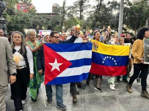 Realizan marcha de las antorchas para exigir el retorno de Maduro