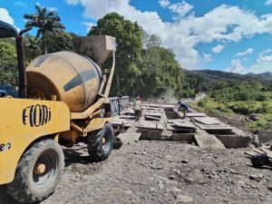 Realizan trabajos de reconstrucción del Puente La Fuente en Cumanacoa