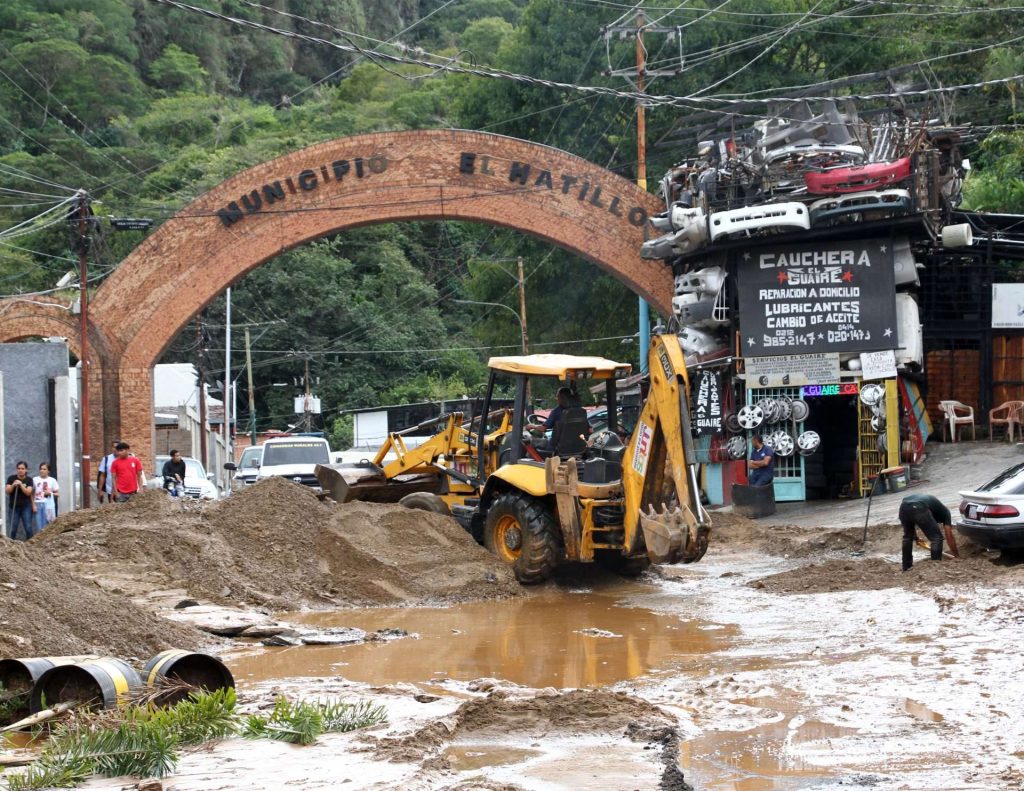 Rotura de tubo generó anegación en La Guairita