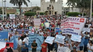 Trabajadores petroleros siguen en huelga por “privatización” de Petroperú