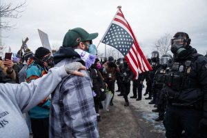 Tribunal prohíbe al ICE uso de la fuerza contra manifestantes en Minnesota
