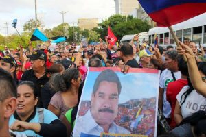 Venezolanos siguen en la calle por la liberación del presidente Maduro