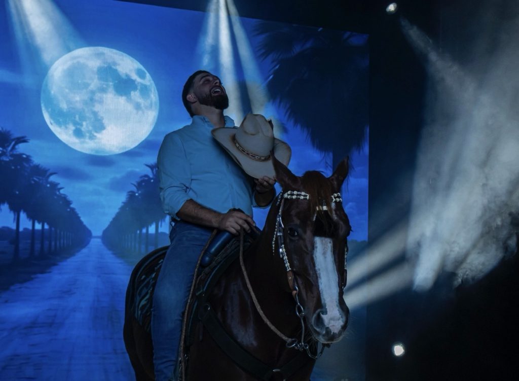 Miguelito Díaz rompe esquemas con “La Luna y Ella” y eleva la estética visual de la música llanera