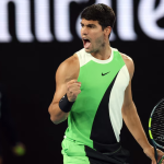 Carlos Alcaraz sufre pero sigue avanzando en su debut en el Abierto de Qatar