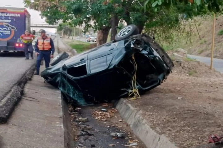 Resultó lesionada tras el volcamiento de un vehículo en Valencia