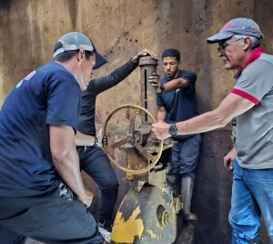 Adelantan reparación de la tubería en la avenida intercomunal de El Valle