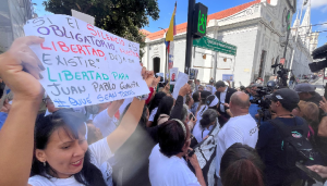 Diputados atienden reclamos de familiares de presos políticos en la Asamblea Nacional