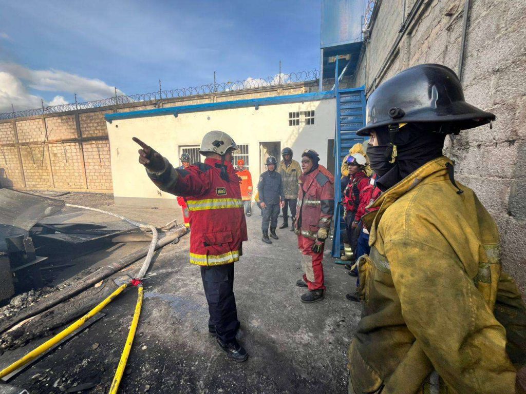 Bomberos sofocan incendio de gran magnitud en local comercial de Guarenas