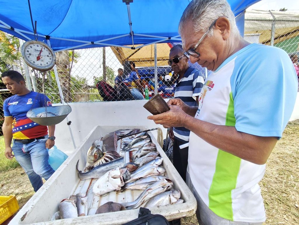 Caraqueños compraron 35 especies de pescado a precios solidarios