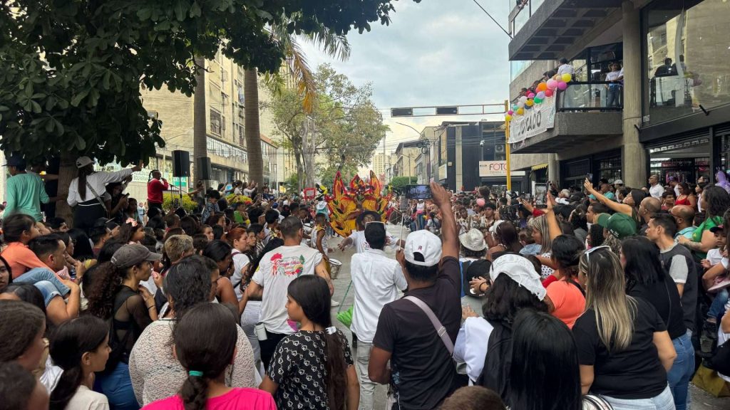 Color y tradición inunda calles de Los Teques en primera jornada de Carnaval