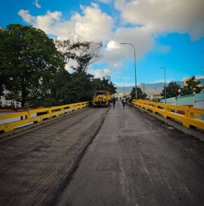Continúan labores de recuperación de la vialidad en la parroquia El Paraíso