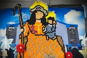 Centro Traki - Fe y color ¡Con mural de globos se rindió tributo a la Divina Pastora en Cabudare! - FOTO