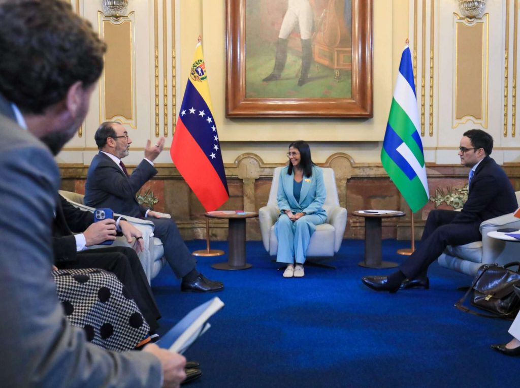 Delcy Rodríguez sostiene encuentro con la CAF en Miraflores