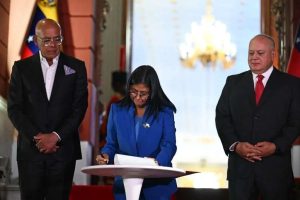 Delcy firma Ley de Amnistía y pide revisar casos no contemplados con máxima celeridad