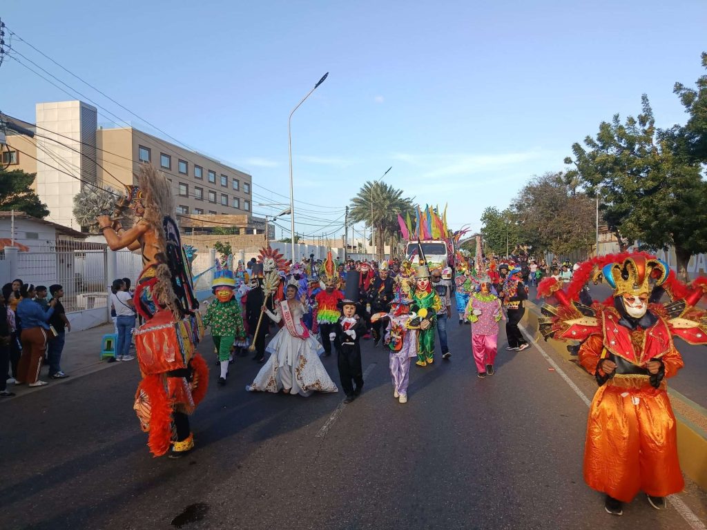 Desfile de Coro deslumbró con más de 600 disfraces