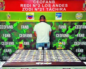 Detenido expulsó 92 dediles de coca