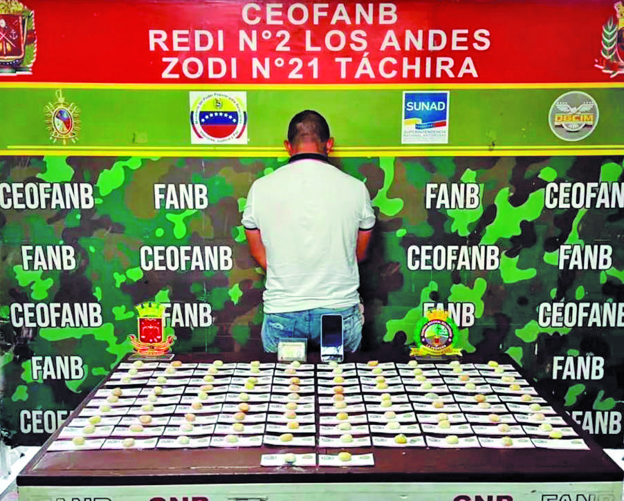 Detenido expulsó 92 dediles de coca