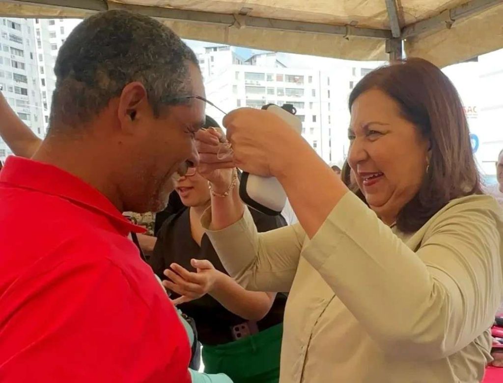 Dieron lentes correctivos a vecinos de Coche