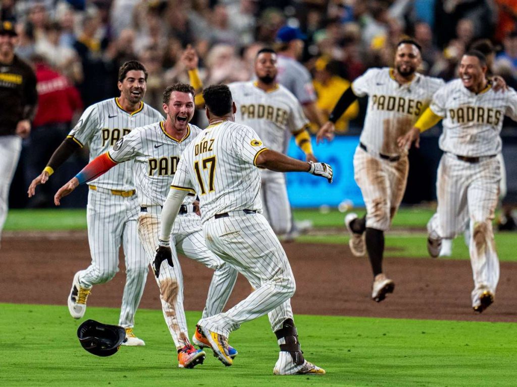 Elías Díaz firma contrato de Liga Menor con los Reales