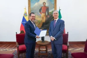 Embajador italiano Giovanni Umberto De Vito entregó Copias de Estilo al gobierno venezolano