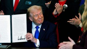 Entran en vigor los nuevos aranceles globales de 15% impuestos por Trump