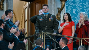 Donald Trump condecoró al piloto de EEUU que resultó herido durante la captura de Maduro