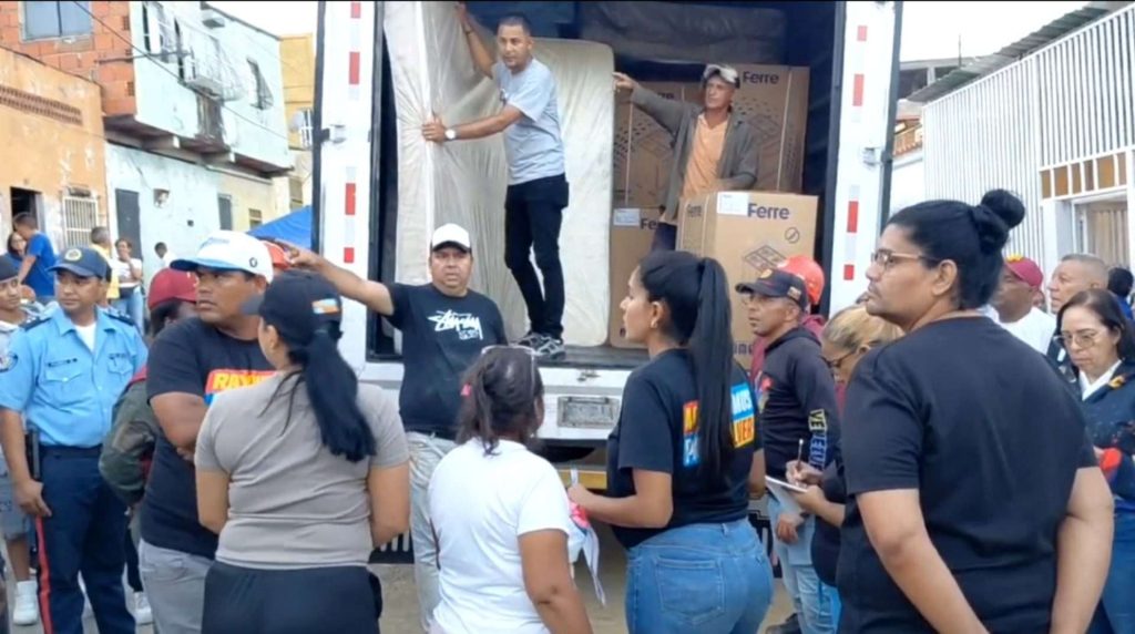 Familias de Santa Teresa del Tuy reciben enseres tras avería hídrica