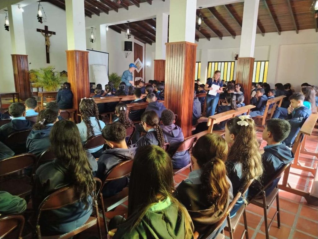 Fortalecen salud mental de 101 estudiantes y docentes en Los Teques