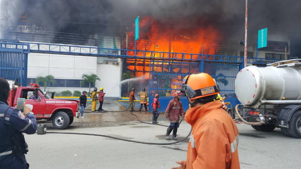 Incendio de magnitud en una empresa automotriz en Guatire