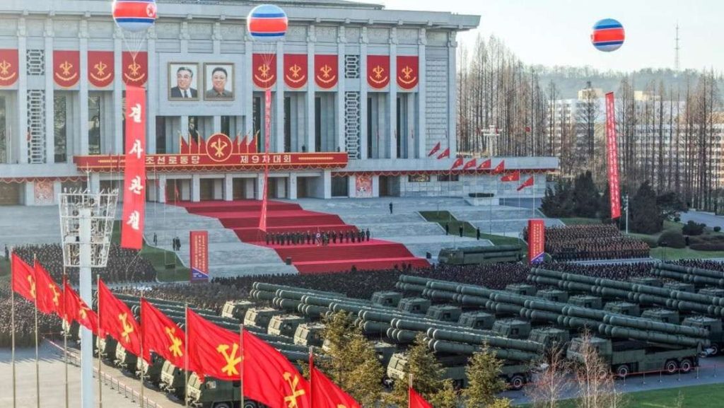 Kim Jong-un presentó novedoso sistema de lanzacohetes múltiples