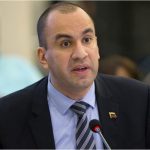 Madre de adolescente golpeado con un bate por instructor pide a Larry Lavoe detenerlo