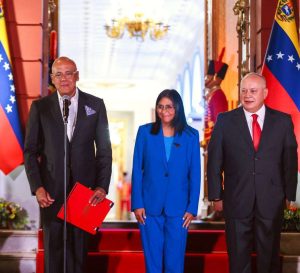 Las 25 manos que estrechó Delcy Rodríguez la noche que firmó la Amnistía