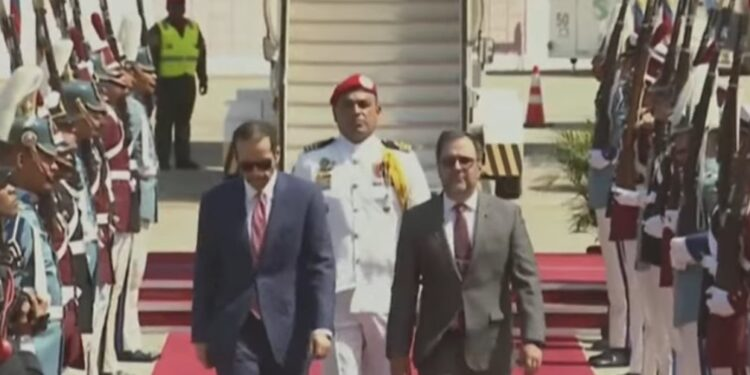 El primer ministro de Catar ha llegado a Venezuela tras recibir la oferta de mediación con EEUU
