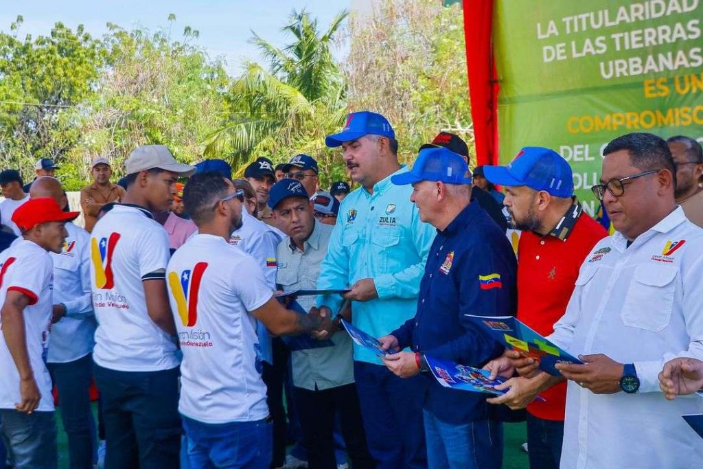 Otorgaron títulos de propiedad sobre terrenos urbanos a 763 familias del Zulia
