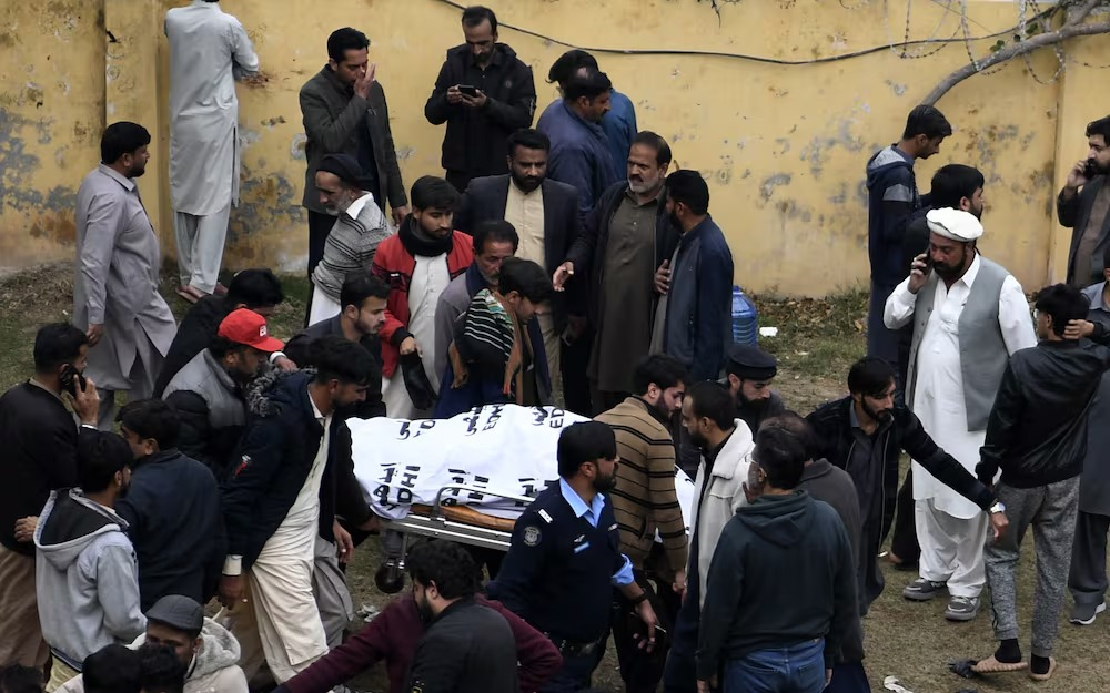 Atentado suicida en mezquita en Pakistán deja al menos 31 muertos y 169 heridos