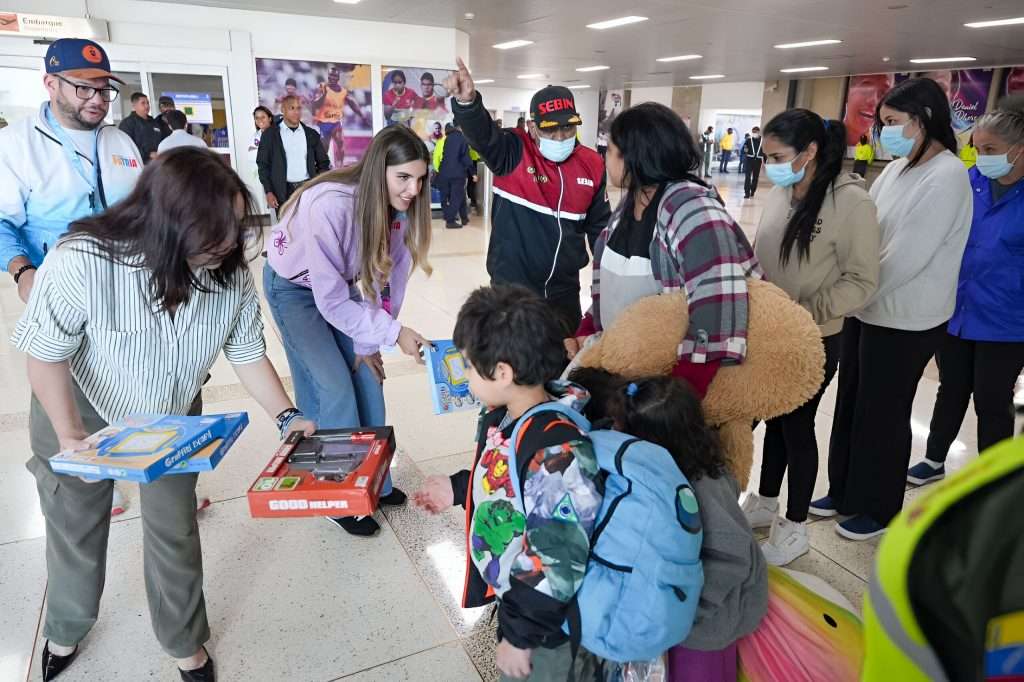 Regresaron 311 connacionales a través Vuelta a la Patria