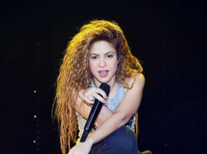 Shakira tatúa a Beéle durante la grabación de un videoclip