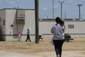 Surgen dudas por manejo sanitario en centro de ICE contaminado de sarampión