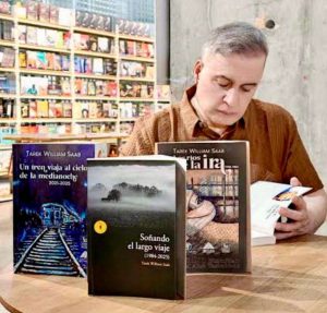 Un tren viaja al cielo de la medianoche