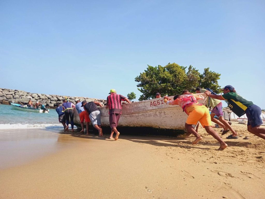 Una lancha hundida y cinco dañadas tras mar de fondo en Macuto