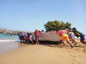 Una lancha hundida y cinco dañadas tras mar de fondo en Macuto