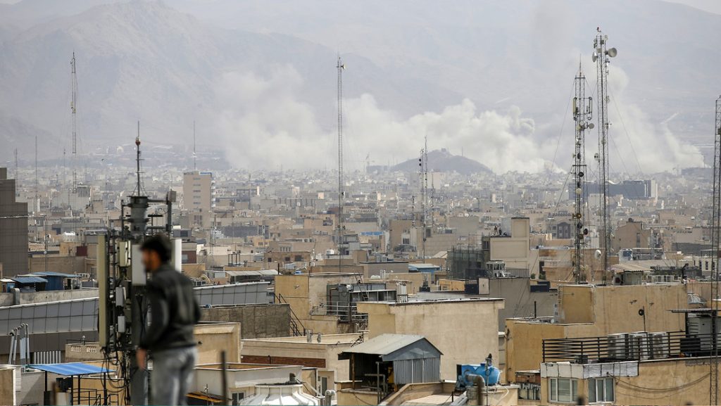 Irán confirma ataques contra bases de EE UU en Baréin, kuwait, Catar y Emiratos Árabes