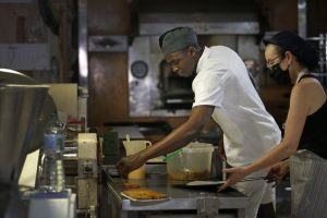 ¿Por qué España abre sus puertas a los migrantes mientras el mundo las cierra?